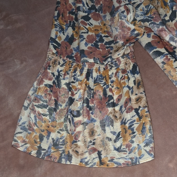 NWT Beautiful Floral Blouse - Picture 3 of 7